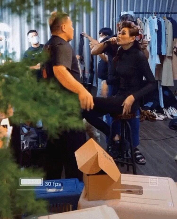 Đây là đoạn clip do chính chủ 'đu trend' paparazzi trên TikTok.