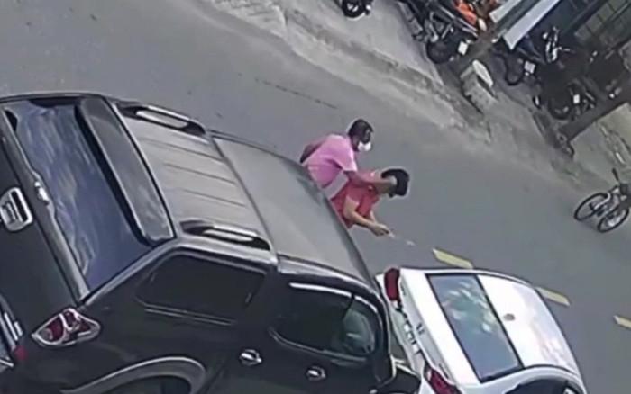 Clip: Đâm đuôi xe con, tài xế xe bán tải còn ngang ngược lao vào đấm đối phương túi bụi ngay giữa đường Ảnh 2