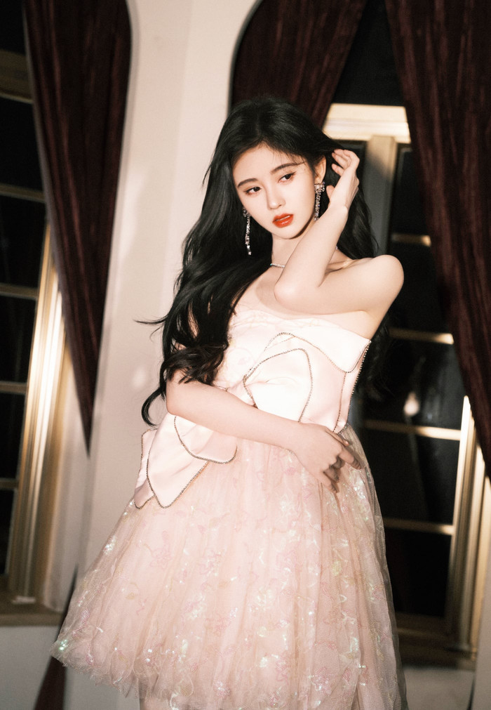 Kiểu tóc buông nhẹ quen thuộc, phụ kiện vòng cổ và bông tai giúp Cúc Tịnh Y thêm nổi bật