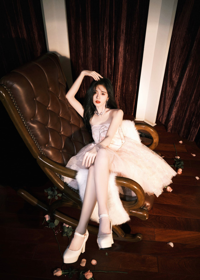 Thiết kế đầm cúp ngực màu hồng bánh bèo, phần đuôi váy bồng xòe giúp Cúc Tịnh Y tựa nàng công chúa