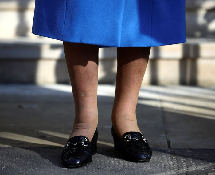 Người thử giày: Chắc hẳn hầu hết chúng ta đều đã trải qua cảm giác đau đớn khi đeo một đôi giày mới. Thay vì tự mình trải nghiệm cảm giác khó chịu này, Nữ hoàng sẽ có riêng những người thử giày, đeo chúng cho đến khi giãn ra một chút và đảm bảo những đôi giày đó không làm Nữ hoàng bị đau khi tham gia sự kiện.