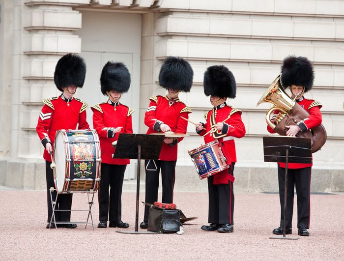 Chuyên gia âm nhạc hoàng gia: Đội chuyên gia âm nhạc của Hoàng gia Anh chịu trách nhiệm soạn nhạc cho các sự kiện quan trọng như lễ đăng quang, sinh nhật, lễ kỷ niệm, lễ cưới hỏi và thậm chí là cả đám tang hoàng gia. Trước đây, những người vinh dự được đảm nhiệm trọng trách này có thể cống hiến cả đời mình cho công việc nhưng hiện tại, quy định này đã được sửa đổi và chỉ cho thời gian phục vụ tối đa là 10 năm để dành cơ hội cho các nhạc sĩ tài năng khác.