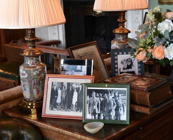 Bảo tồn khung ảnh: Trong cung điện Buckingham không chỉ có một bộ sưu tập đồng hồ và tem khổng lồ, Hoàng gia Anh còn có bộ sưu tập tranh ảnh với khoảng 8.000 bức tranh quý giá. Phần khung của bộ sưu tập này được đặc biệt chăm sóc bởi người bảo tồn khung ảnh Hoàng gia – người chịu trách nhiệm kiểm tra tình trạng, bảo tồn và phục hồi chúng nếu cần thiết.