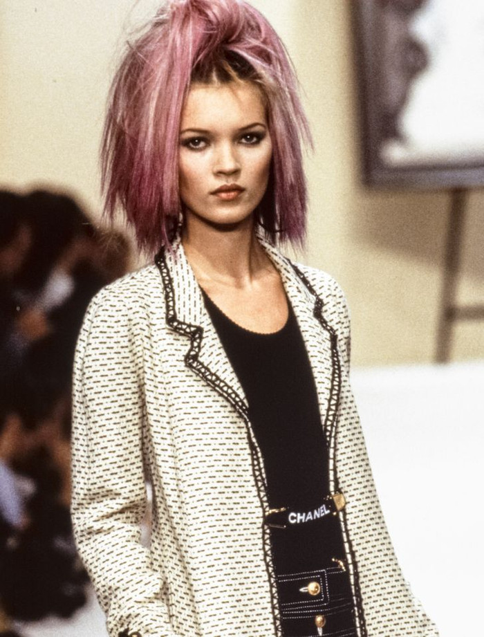 Xu hướng Waif bắt đầu thịnh hành vào những năm 90. Mặc dù những người mẫu như Kate Moss vẫn rất đắt show, các hãng mốt thương mại lại có xu hướng ưa chuộng những người mẫu trông khỏe mạnh như Heidi Klum và Tyra Banks.