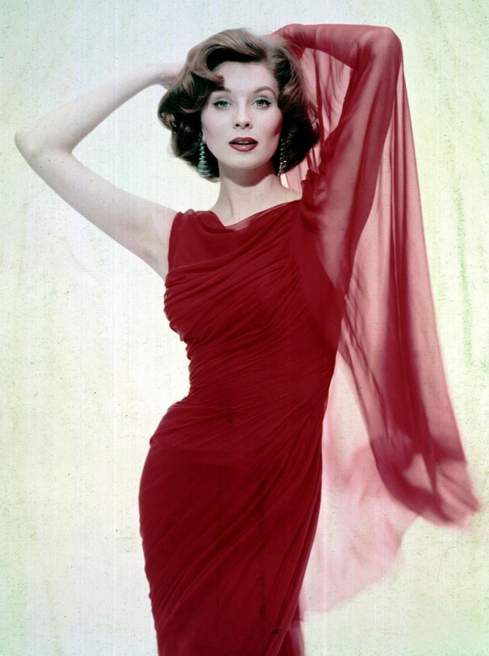 Trong những năm 50, người mẫu đã trở thành một nghề sinh lợi cho những phụ nữ xinh đẹp từ khắp nơi trên thế giới. Người mẫu Mỹ Suzy Parker là một trong những người mẫu nổi bật nhất thập kỷ nhờ hoạt động năng nổ trên các sàn diễn và quảng cáo mỹ phẩm.