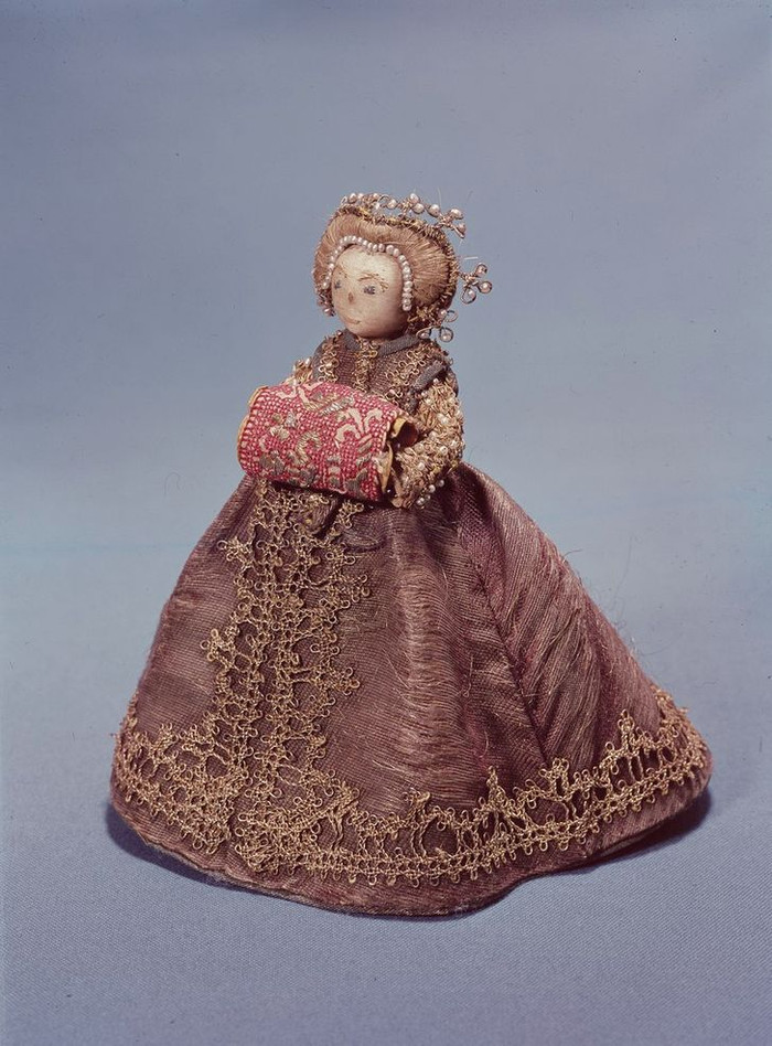 Từ thế kỷ 16 đến thế kỷ 19, trước khi nghề người mẫu xuất hiện, người ta sử dụng những con búp bê thời trang thu nhỏ để quảng cáo quần áo.