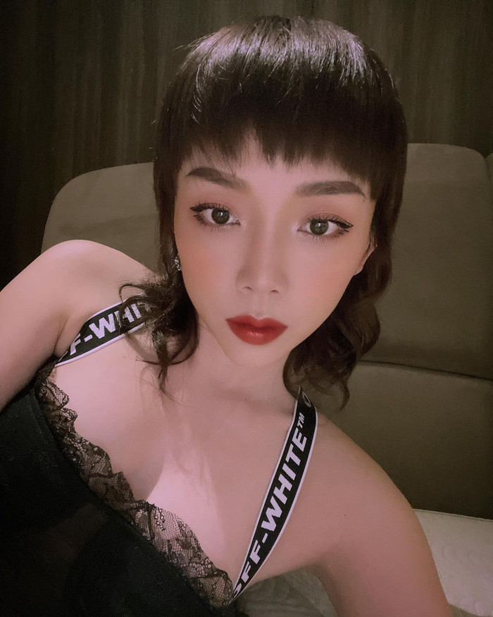 Hình ảnh mới của Tóc Tiên với cách trang điểm nhấn vào mắt, đôi môi trái tim căng mọng khiến nhiều người liên tưởng đến Lệ Quyên.