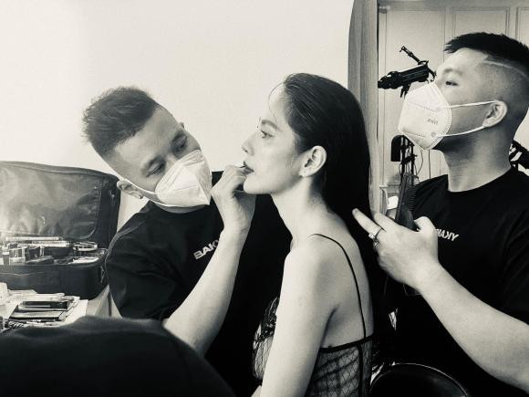 Có thể thấy những tranh cãi không làm ảnh hưởng đến thần thái của cô.