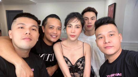 Nhiếp ảnh gia Lê Thiện Viễn đã đăng tải hình ảnh của Thủy Tiên trong hậu trường.