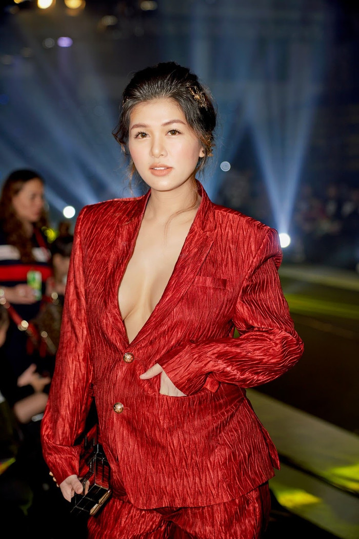  Hồ Oanh Yến đã đăng bài tố ca sĩ T.N.H quỵt nợ của mình 2,5 tỷ đồng.