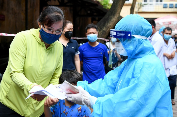 Hướng dẫn người dân xét nghiệm Covid-19 (Ảnh minh họa: Mạnh Quân).