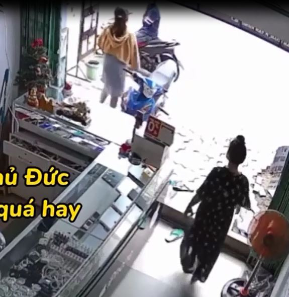 Cô gái liên tục cầm điện thoại quay ra hỏi bạn trai phía ngoài.&nbsp;