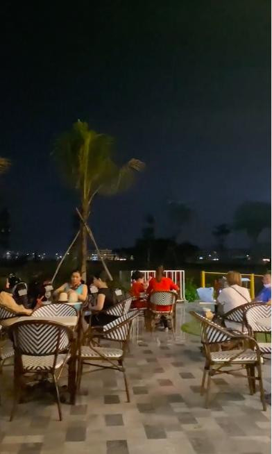 Không gian bên ngoài tiệm bánh 