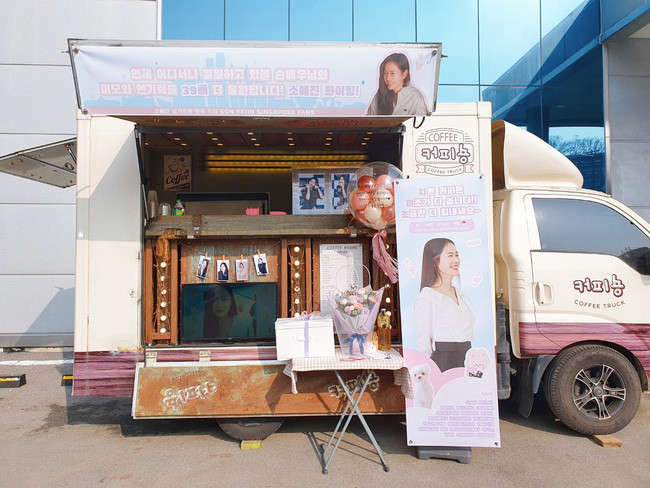 Huyn Bin bị netizen soi gửi xe quà khủng đến phim trường của Son Ye Jin kèm lời mật ngọt? Ảnh 2