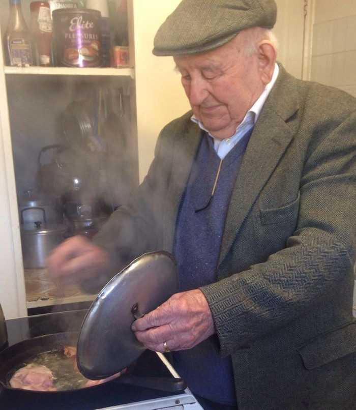 Cụ ông 90 tuổi tự tay nấu món ăn dành tặng cháu nhân dịp sinh nhật.&nbsp;