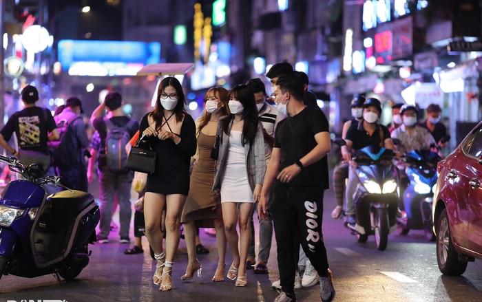 TP HCM cho vũ trường mở cửa: Quán bar phố Tây Bùi Viện 'lên nhạc' tấp nập ngày trở lại Ảnh 2