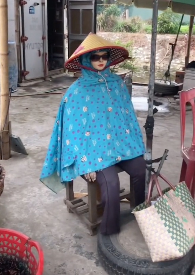 Lại gần mới tá hỏa, 'cô bán hàng' ấy hóa ra là một hình nộm