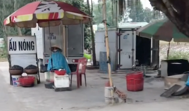 Thấy cô bán hàng bán ấu nóng, vị khách ghé lại định hỏi mua