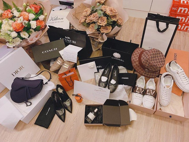 Diệp Lâm Anh bên cạnh những món hàng hiệu