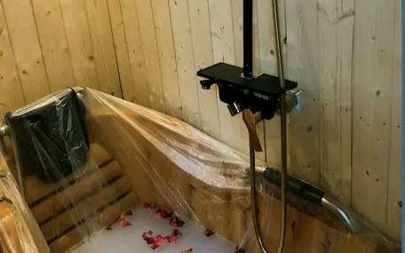 Vợ mất tích nhiều ngày, chồng sốc nặng vì phát hiện vợ và người đàn ông lạ khỏa thân chết trong nhà tắm Ảnh 2