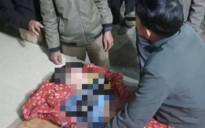 Người thân khóc ngất bên thi thể hai bé trai 7 tuổi đuối nước ở đập thủy lợi Ảnh 2