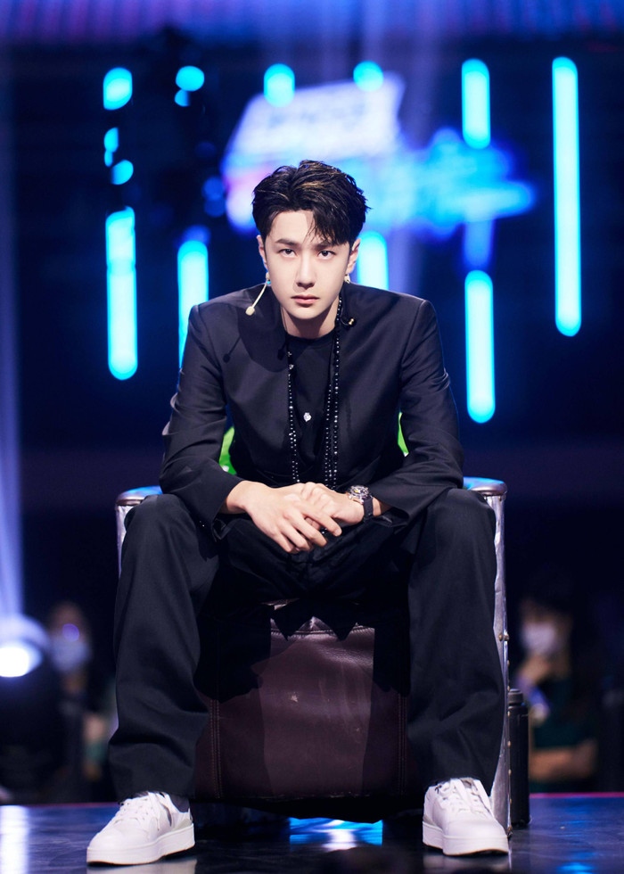 Không còn là 'lạnh lùng boy', Vương Nhất Bác khiến fan cười ngất với màn trêu chọc cameraman Ảnh 4