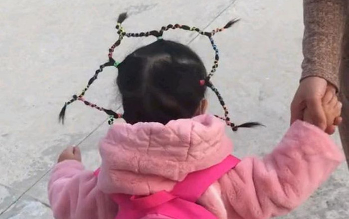 Đón con tan học, người mẹ tròn mắt ngạc nhiên vì kiểu tóc 'có một không hai' trên đầu con gái Ảnh 2