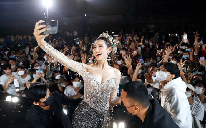 Ngày trở về của Thùy Tiên: Góc nhìn khác từ buổi diễu hành chưa từng có trong lịch sử sắc đẹp Việt Ảnh 2