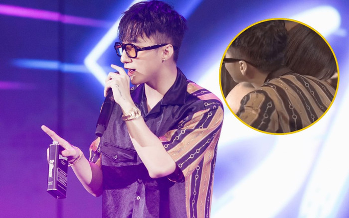 Fan nữ Quốc tế bất ngờ ôm chầm lấy Sơn Tùng đầy nghẹn ngào: Hóa ra đây chính là lý do? Ảnh 2
