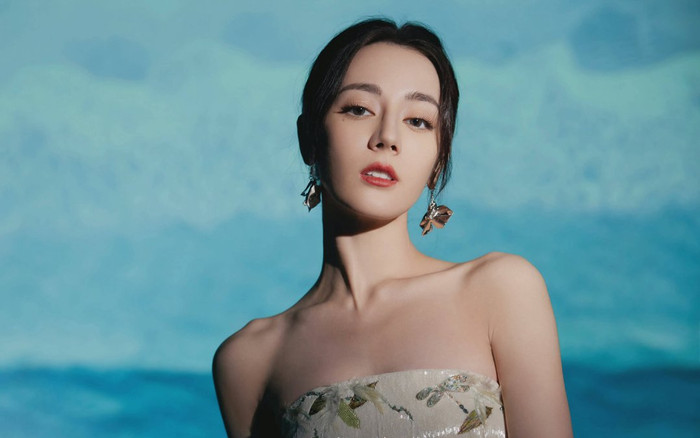 Địch Lệ Nhiệt Ba diện đầm quây khoe xương quai xanh tuyệt phẩm, nhan sắc cân mọi góc ảnh Ảnh 2