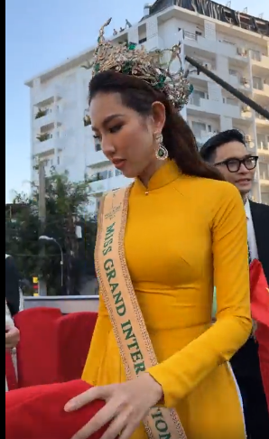 Bên cạnh đó, thiết kế áo dài của Miss Grand 2021 cũng có phần thắt eo quá nhỏ, vô tình để hằn nếp nhăn quần.