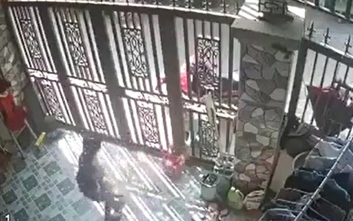 Clip: Người phụ nữ lừa 2 cháu bé đập lợn đất lấy đi 120 triệu đồng giữa ban ngày Ảnh 2