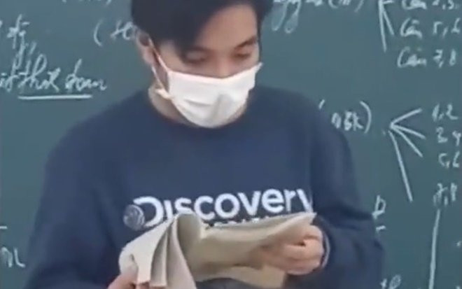 Clip: Nam sinh đứng trước lớp đọc liền mấy bài thơ theo phong cách cực chất khiến tất cả ngỡ ngàng Ảnh 2