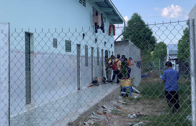 Công an tiếp cận hiện trường nơi người phụ nữ bị bó chặt trong căn phòng khóa cửa.