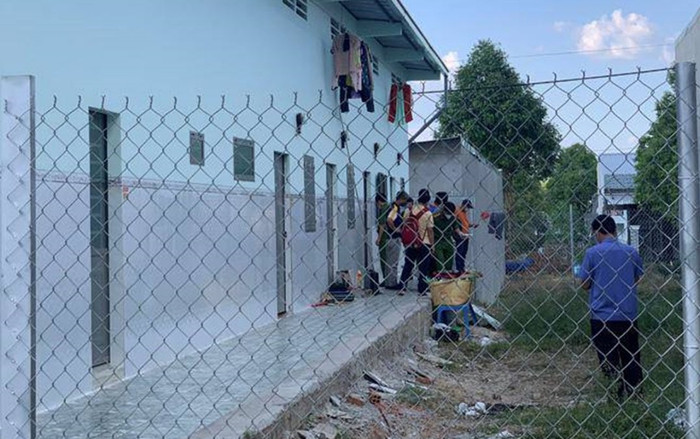 Thấy mùi hôi thối từ phòng trọ khóa trái, người dân bàng hoàng khi nhìn qua khe cửa liền báo công an Ảnh 2