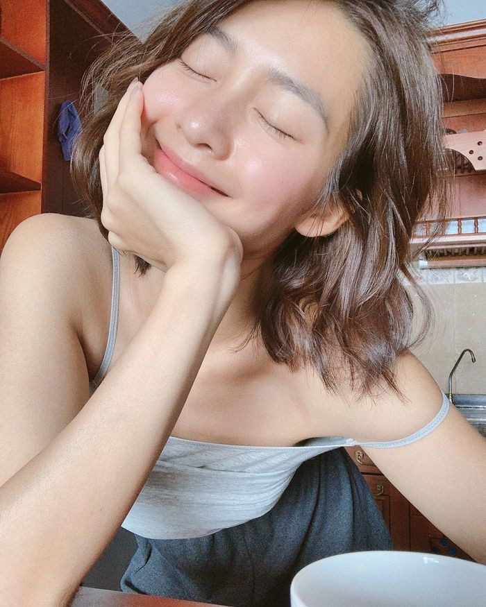 Khả Ngân sử dụng một loại tẩy trang dạng nước thích hợp với làn da nhạy cảm. Sau đó, cô dùng thêm sữa rửa mặt có thành phần dịu nhẹ. Cô chọn loại sữa rửa mặt có độ pH 5.5-6.5 để giúp da sạch nhưng không gây cảm giác khô căng.