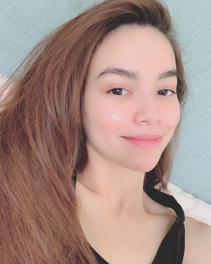 Hồ Ngọc Hà cũng là mỹ nhân có làn da đẹp, cô rất chăm chỉ đắp mặt nạ dưỡng ẩm. Nữ ca sĩ 3 con cũng có thói quen detox, thải độc, giúp cơ thể được khỏe mạnh và tươi trẻ hơn.&nbsp;