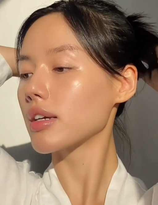 Khánh Linh chia sẻ, để có làn da đẹp, cần có tinh thần tốt. Cô sẽ bị nổi mụn nếu stress.