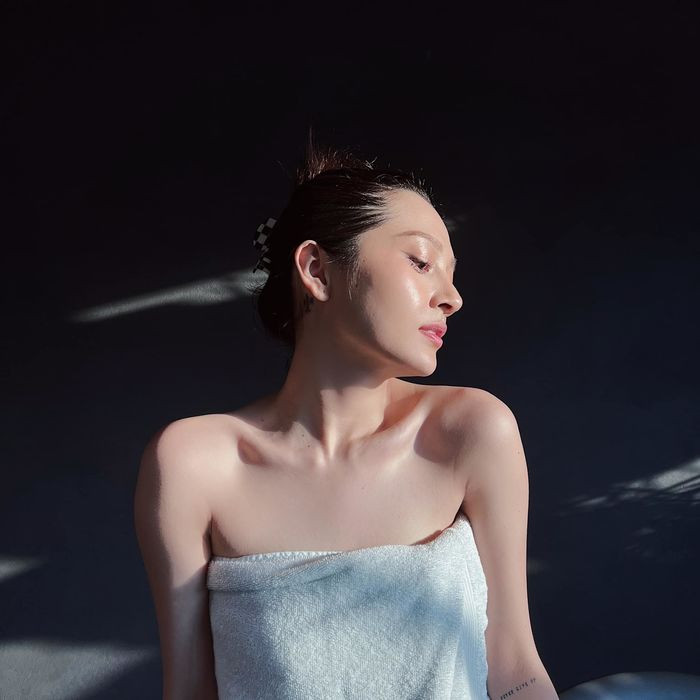Bảo Anh chăm sóc da rất kỹ càng với đầy đủ các bước làm sạch, dưỡng ẩm bằng toner, serum và kem dưỡng da. Cô thường xuyên đắp mặt nạ để bổ sung độ ẩm.&nbsp;