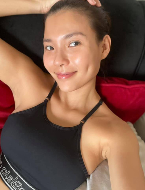 Để có được làn da nâu khỏe, Thúy Diễm đã thực hiện nghiêm ngặt chế độ ăn nhiều rau xanh, trái cây, uống nhiều nước và tập thể dục đều đặn theo kế hoạch trong suốt thời gian dài.