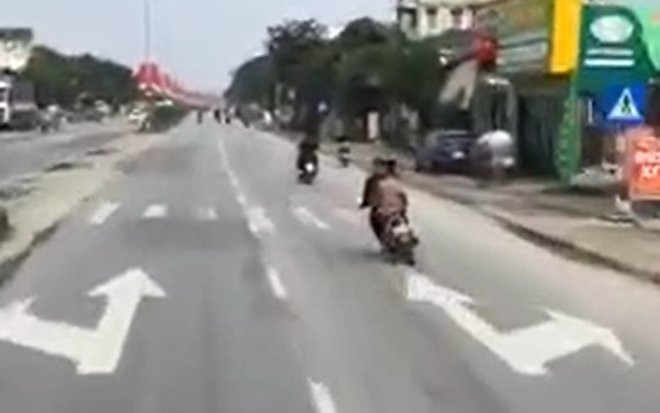 Clip: Nhóm thanh thiếu niên ngang nhiên điều khiển xe máy lạng lách, đánh võng trên đường Ảnh 2