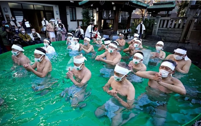 Ngôi đền thu hút khách tham quan với nghi lễ ngâm nước đá giữa mùa đông khắc nghiệt Ảnh 2