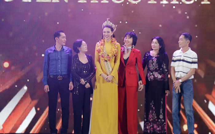 Bố của Thùy Tiên tất bật đi làm tài xế, xin nghỉ làm sớm để đến chúc mừng con gái Ảnh 2