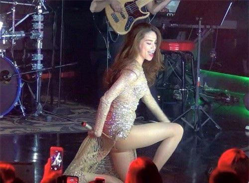 Hà Hồ ngồi dáng hớ hênh, lộ 'vật thể lạ' dưới chân váy khiến netizen nháo nhào Ảnh 6