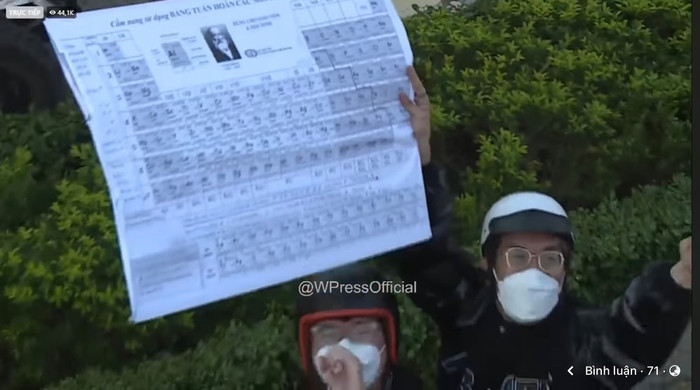 Fan muốn thử thách nàng hậu bằng cách giải các bài học.