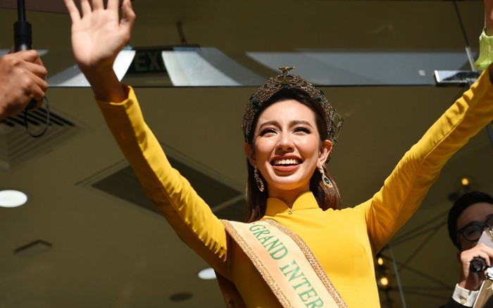 Vừa diễu hành, Thùy Tiên vừa giải đề hóa do fan 'lầy' mang đến Ảnh 2