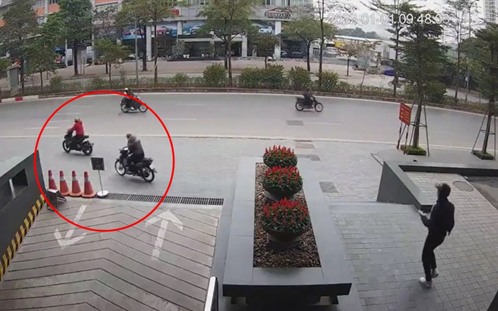 Clip: Vào cây ATM rút tiền, nam thanh niên bị 'cuỗm' luôn chiếc xe máy ngay trên phố Hà Nội Ảnh 2