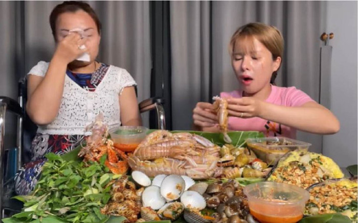 Bị tai nạn không đi lại được, Quỳnh Trần JP nức nở khi gặp lại mẹ ruột Ảnh 2