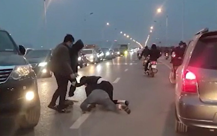 Clip: 2 tài xế lao vào 'quyết chiến' ngay trên cầu ở Hà Nội sau va chạm gây ùn tắc cả đoạn dài Ảnh 2