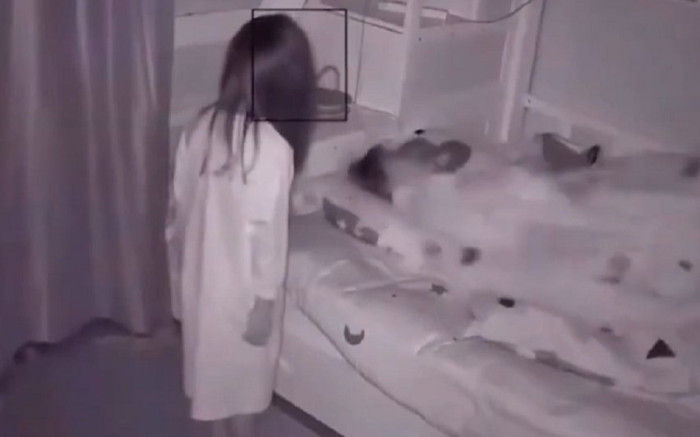 Nửa đêm đang ngủ, người mẹ trẻ giật bắn mình khi thấy 'bóng trắng' xõa tóc đứng cạnh giường Ảnh 2